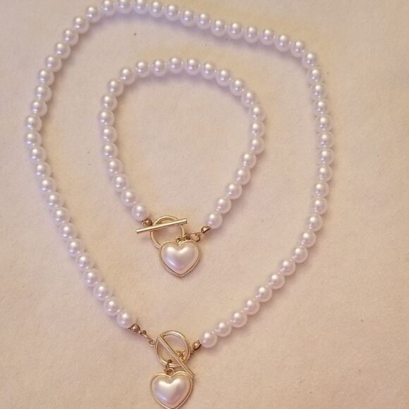 ❤ Elegant Pearl Necklace and Bracelet Set with Heart Charms - Picture 1 of 5